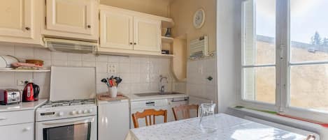 Kühlschrank, Mikrowelle, Ofen, Geschirrspüler