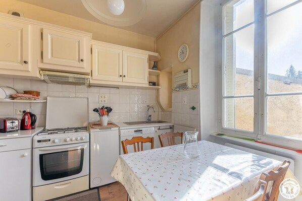 Kühlschrank, Mikrowelle, Ofen, Geschirrspüler