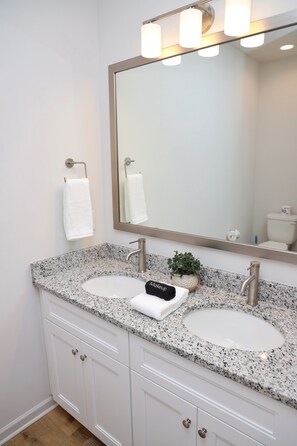 Serviettes fournies, papier toilette