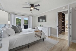 5 bedrooms, desk, iron/ironing board, travel cot - Waterside Haven w/optional Boat Rental (Hot Springs Village)