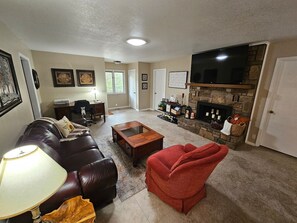 TV, table tennis - The Village Getaway in HSV (Hot Springs Village)