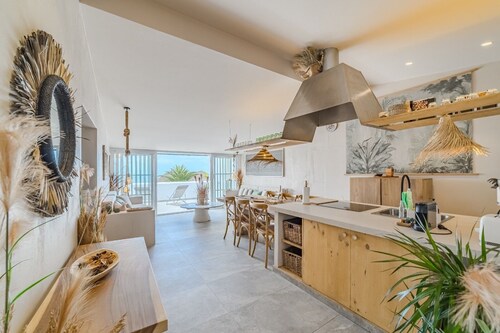 Oceania villa, 2 bed/2 bath, jacuzzi & garden and sea view