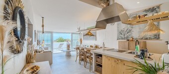 Oceania villa, 2 bed/2 bath, jacuzzi & garden and sea view