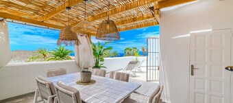 Oceania villa, 2 bed/2 bath, jacuzzi & garden and sea view