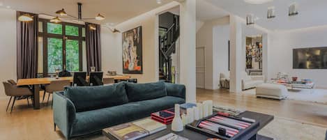 TV, fireplace