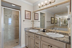 Douche, séchoir à cheveux, serviettes fournies