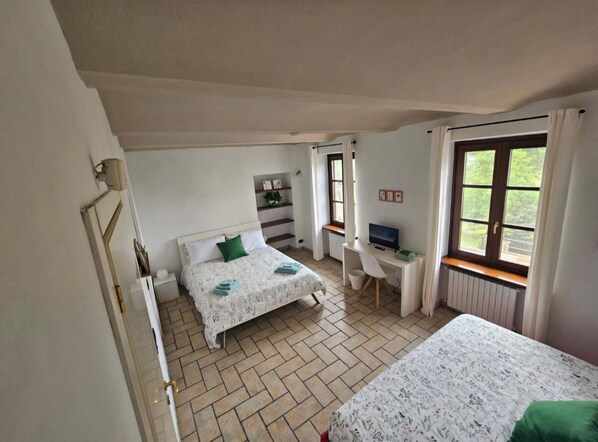 1 slaapkamer, een bureau, een strijkplank/strijkijzer, gratis wifi