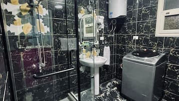 Apartamento família, sacada, vista para a montanha | Banheiro