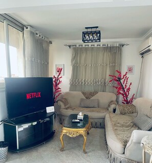 Departamento familiar, balcón, vista a la montaña | Área de sala de estar