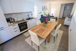 Fridge, oven, stovetop, coffee/tea maker