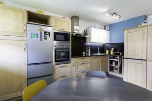 Réfrigérateur, micro-ondes, lave-vaisselle, grille-pain