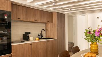 Coffee/tea maker, fridge, microwave, oven