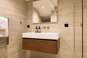 Shower, hair dryer, towels - Luxury apartment -2BR-6P- Musée du Louvre (Paris)