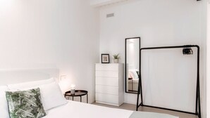 1 quarto, ferros/tábuas de passar roupa, roupa de cama