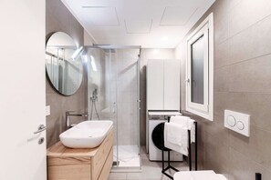 Een douche, een haardroger, een bidet, handdoeken