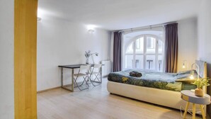 A bedroom with a bed, a desk, and a chair. - DUOMO 10min - Lovely flat in the center (Milano)