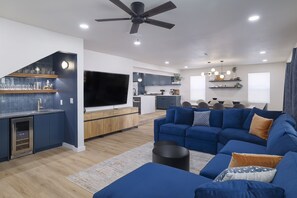 Smart TV, livros, escritórios