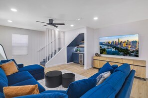 TV connectée, livres, espaces bureaux