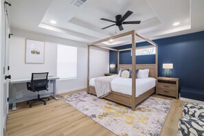 6 Schlafzimmer, Schreibtisch, Bügeleisen/Bügelbrett, Reisekinderbett