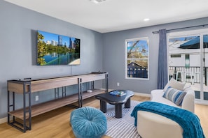 Smart TV, livros, escritórios