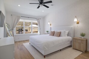 4 habitaciones, escritorio y tabla de planchar con plancha