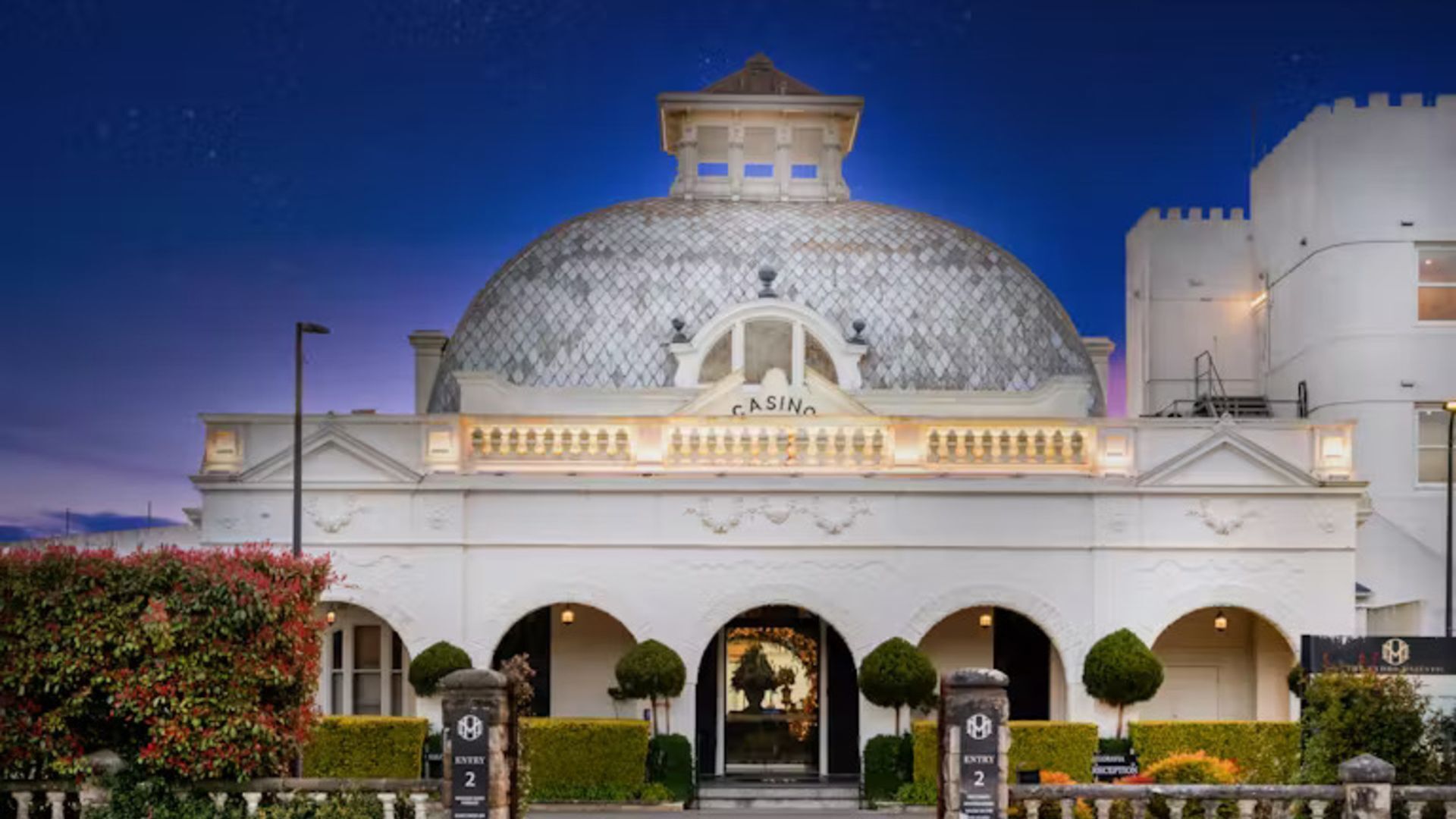 Un edificio con una grande cupola e un ingresso ad arco, con la scritta "CASINO" in alto.