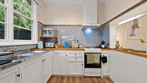 Fridge, microwave, oven, stovetop - Mountain Escape in Katoomba (Katoomba)