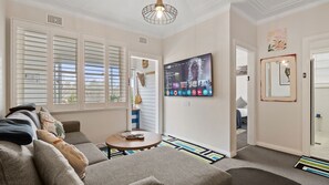 Smart-tv och eldstad