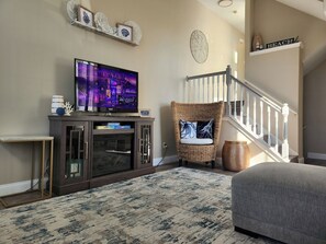 TV, fireplace
