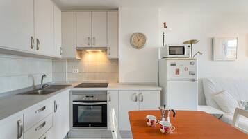 Frigorífico, microondas, horno y placa de cocina