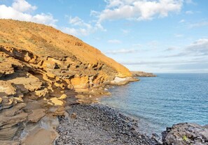 Un paysage côtier caractérisé par des falaises rocheuses et une vue dégagée sur la mer.