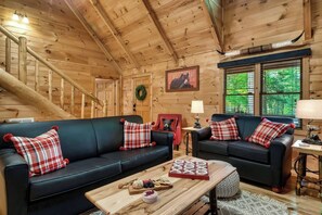 TV, fireplace, video games - Soak in the Hot Tub, Read Fireside, Roast Marshmallows & Play Arcade Games - Beyond the Pines (Sevierville)