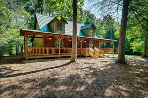 Exterior - Soak in the Hot Tub, Read Fireside, Roast Marshmallows & Play Arcade Games - Beyond the Pines (Sevierville)