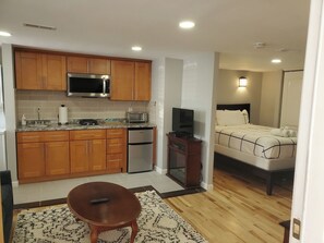 WiFi, bed sheets - Starlite Studio- Quaint Space, Easy Walk to Trop! (Atlantic City)