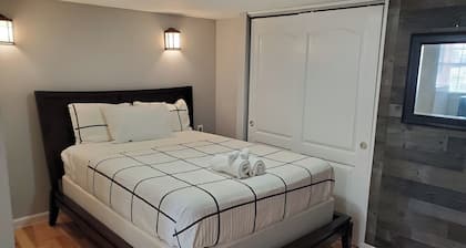 Starlite Studio- Quaint Space, Easy Walk to Trop!