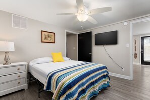 5 bedrooms, WiFi, bed sheets - 2 Kitchens, 2 Living Rooms, Sleeps 10 (Surf City)