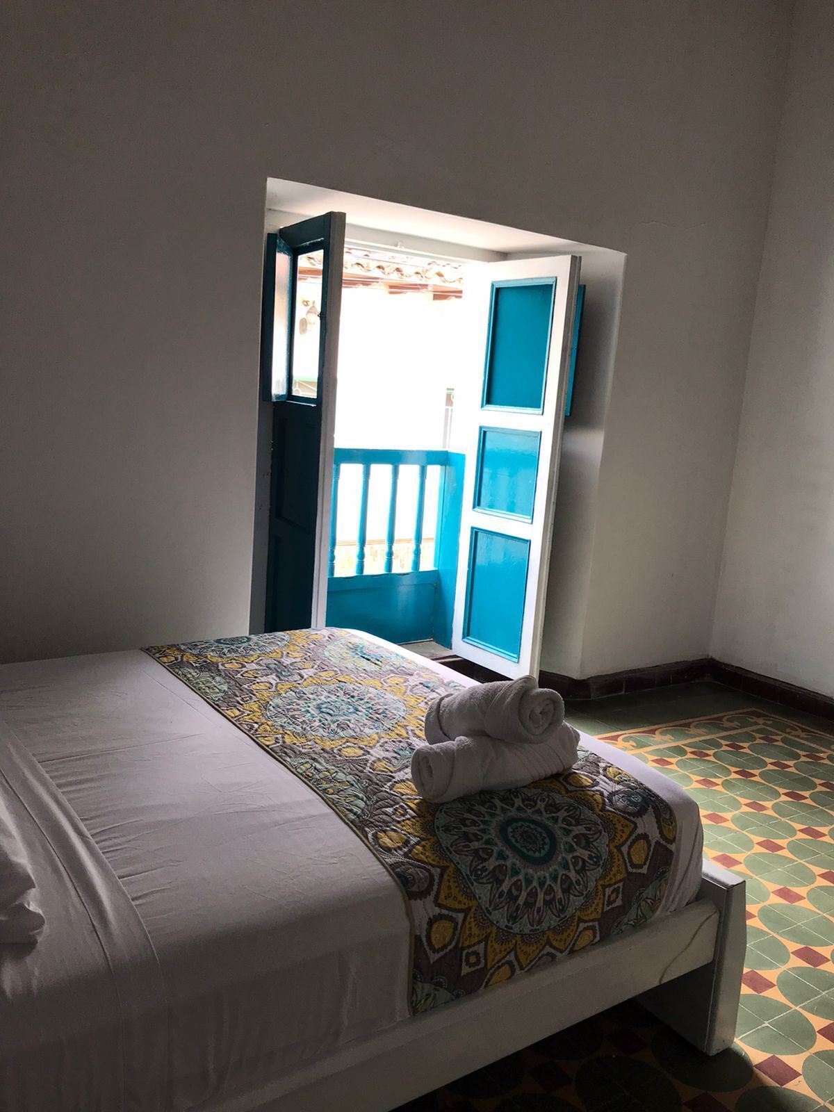 Deluxe-huone, useita sänkyjä, kaupunkinäköala | Ilmainen Wi-Fi, vuodevaatteet