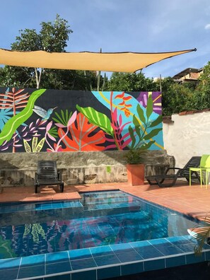 Una piscina al aire libre