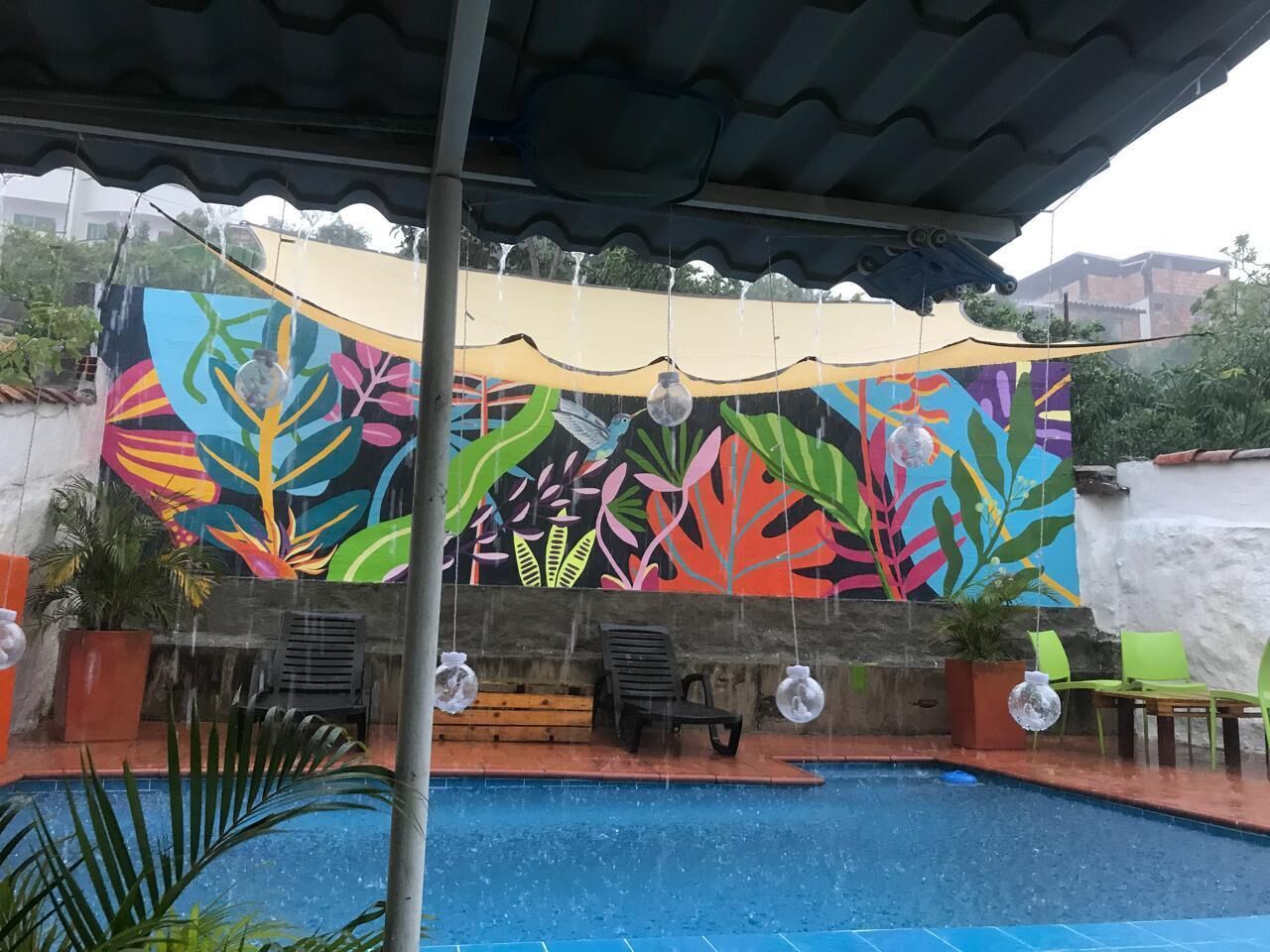 Una piscina al aire libre