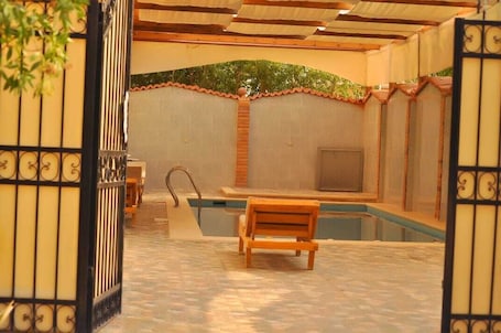 Una piscina techada, una piscina al aire libre