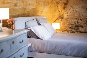 1 bedroom, iron/ironing board, free WiFi, bed sheets - The Troglodyte cave Suite (VITRAC)