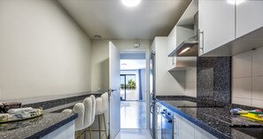 Jääkaappi, mikroaaltouuni, uuni, kahvin-/teenkeitin