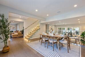 Family House | In-room dining - Casa Estrella by Oraklus (Los Angeles)