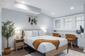 A modern bedroom with a bed, bedside tables, a desk, and a chair. - Casa Estrella by Oraklus (Los Angeles)