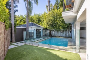 Outdoor pool - Casa Estrella by Oraklus (Los Angeles)