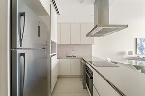 Geladeira, micro-ondas, fogão, cooktop