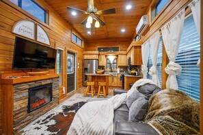 Smart TV, fireplace - Tiny Home Near Casino w/ Hot Tub & Fireplace (Broken Bow)