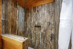 Een douche, handdoeken, zeep, shampoo
