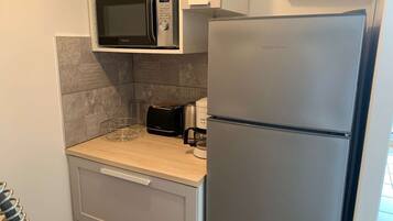 Een koelkast, een microgolfoven, een broodrooster