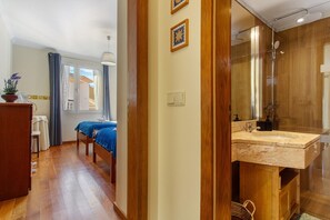 Douche, séchoir à cheveux, serviettes fournies